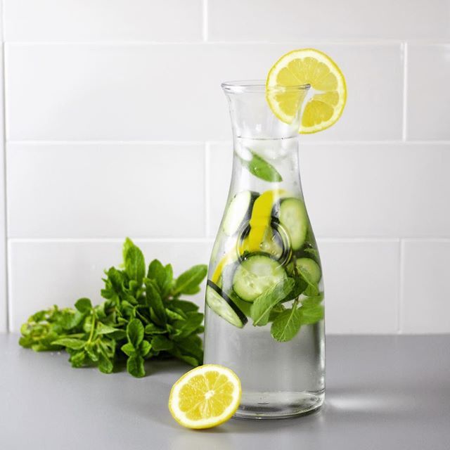 Start you weekend with my absolute favorite detox water! 😍🙌🏼 All you need is mint, cucumber, lemon and water. 😋 ift.tt/2EQl1GR