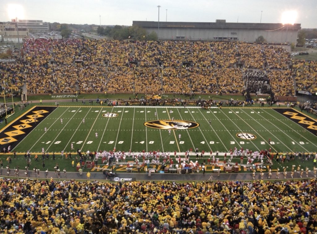 901_sxvxge's tweet photo. Blessed to receive an offer from the University of Mizzou🙏🏽❗️ @showtimeshine5 @johnvarlas @RivalsJohnson @MizzouFootball @Coach_Ford #DaSavageWay 🤟🏽#DaOnlyWay🖖🏽 https://t.co/hK8ZObJWCt