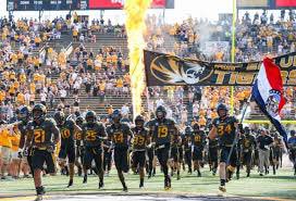 901_sxvxge's tweet photo. Blessed to receive an offer from the University of Mizzou🙏🏽❗️ @showtimeshine5 @johnvarlas @RivalsJohnson @MizzouFootball @Coach_Ford #DaSavageWay 🤟🏽#DaOnlyWay🖖🏽 https://t.co/hK8ZObJWCt
