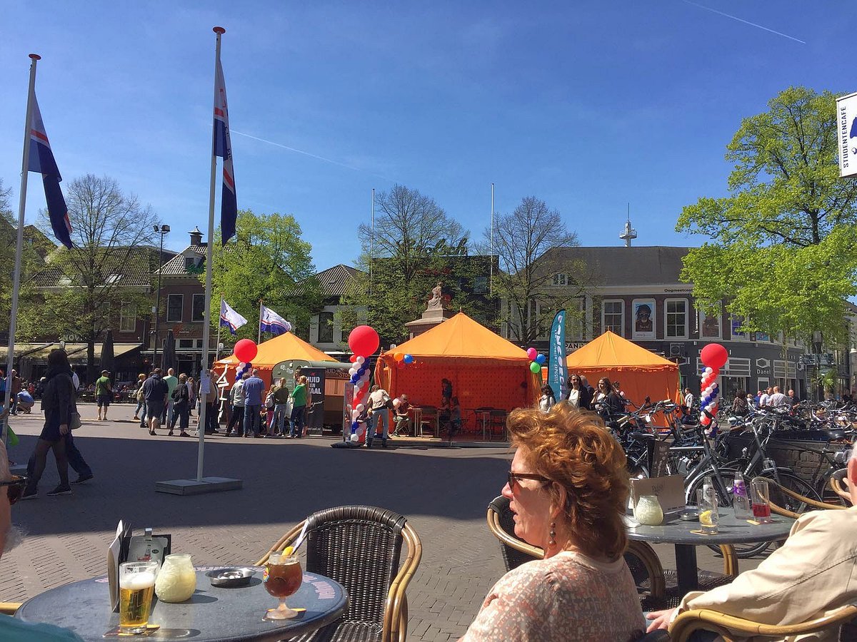 Oranjetent's tweet photo. @radionlfm een Hollandse tent, een mooie entourage met een touch of oranje. https://t.co/PRvjok8vg1 https://t.co/NjKVBkUEnG