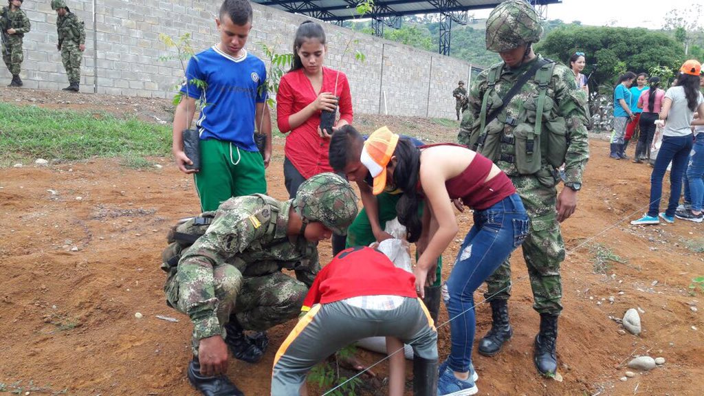 Ejercito_CAAID's tweet photo. 💢Niños y niñas 👧🏽👱🏼de la IE Gabriela Mistral del municipio de Belén de los Andaquíes, #Caquetá sembraron #hoy 200 plántulas con el fin de contribuir a conservar el planeta #Baaid @Ejercito_Div6 https://t.co/tiywGfBEZ1
