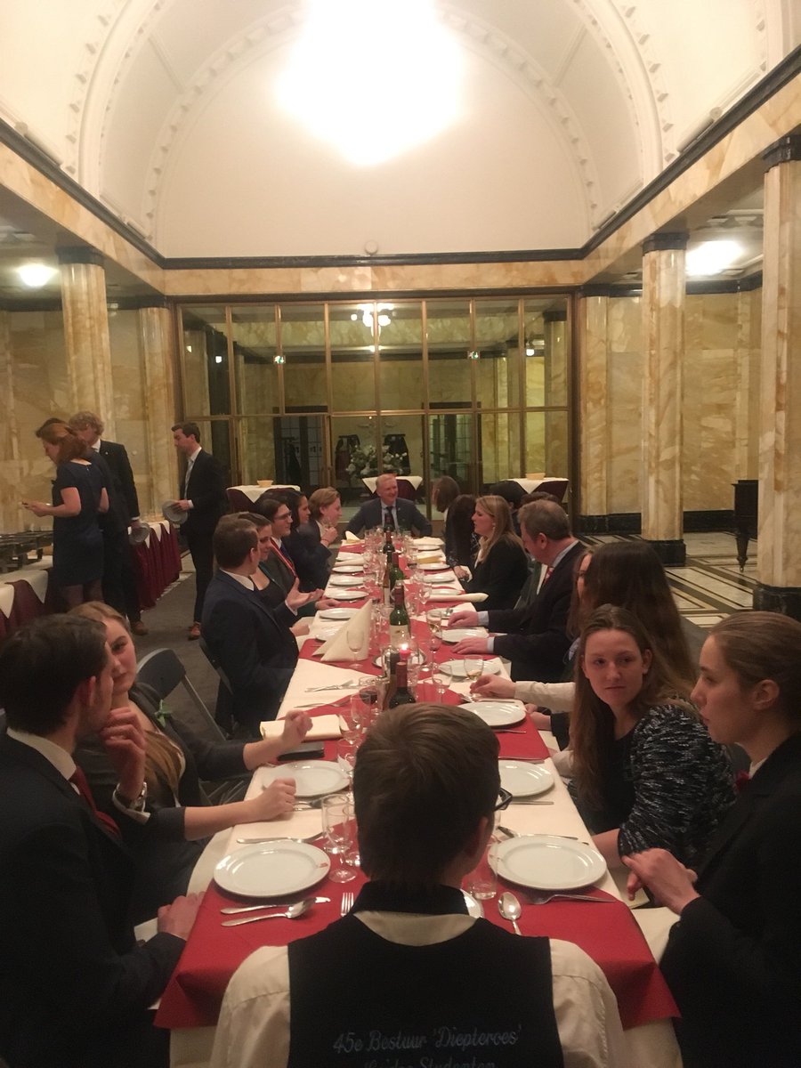 PKvVLeiden's tweet photo. Vanavond het Leidse Voorzittersdiner op uitnodiging van wethouder @RobertStrijk in de prachtige ontvangstzaal van het Stadshuis! #pkvv #leiden #studentenverenigingen https://t.co/nGwhRqHXDT