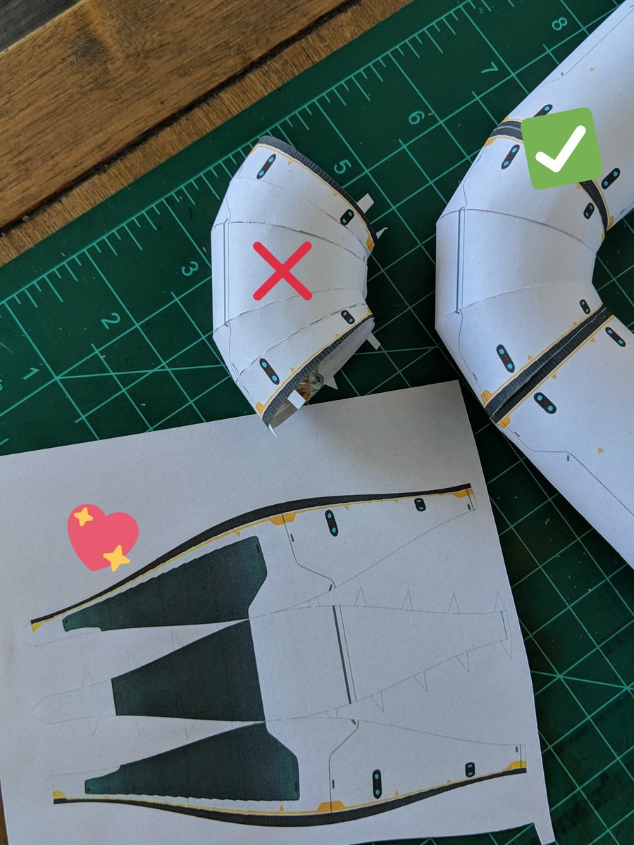 pestocake's tweet photo. Close up of the new curved piece. Left: old piece. Right: new piece. Bonus printed uncut pattern of the one on the right!

#papercraft #subnautica https://t.co/DIy25zJqh2