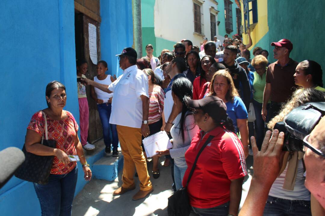 EsNoticiaDigita's tweet photo. En Compañía del Alcalde @JalejandroTeran el Gobernador @CarneiroPSUV entrega 107 viviendas totalmente rehabilitadas por la Misión Barrio Nuevo Tricolor en el Casco Colonial de la Guaira, así como lo ha orientado el Pdte. @NicolasMaduro  #AccionMultidimensionalFANB https://t.co/g9h1mlTGlc