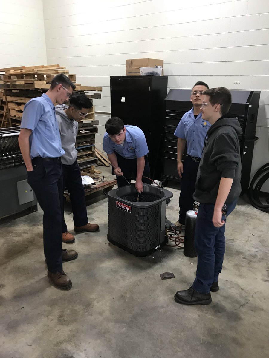 HVACTC's tweet photo. Metering devices...and the fun begins!!! 😂😂😂 @JamesRiverAir @Woodfin @ColonialWebb @skilledjobtrade @Trane @LennoxAir @Carrier @WGSpeeks @CTCHull @VirginiaCTE @ColleenBryant16 #HVACTC https://t.co/Gu4oJlVEo6