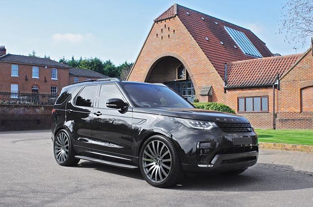 reverevehicles's tweet photo. Due next week into stock our Simply classic Revere WC2 22 inch alloy wheel. Now made direct fitment for the #Landrover #discovery5 . Vehicle shown also has the 305 wide Yokohama tyres for more of a aggressive stance. The perfect car for the golf club #classicstyling #subtl… https://t.co/JGrU3xpwVf