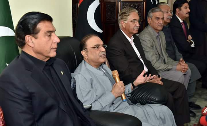 Raomrafique6's tweet photo. زرادی ہاؤس اسلام آباد :پاکستان پیپلزپارٹی پارلیمنٹرین کے صدر آصف علی زرداری پارٹی کے سینئر رہنماؤں کے ہمراہ پریس کانفرنس کرتے ہوئے
#23February2018
#RaoMohammadRafique https://t.co/IkoUy28j1m