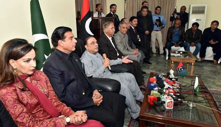 Raomrafique6's tweet photo. زرادی ہاؤس اسلام آباد :پاکستان پیپلزپارٹی پارلیمنٹرین کے صدر آصف علی زرداری پارٹی کے سینئر رہنماؤں کے ہمراہ پریس کانفرنس کرتے ہوئے
#23February2018
#RaoMohammadRafique https://t.co/IkoUy28j1m