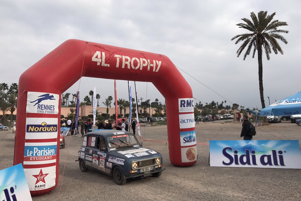 jeancharleshuv's tweet photo. Non mais cette aventure! 😍 Trop vieux pour le faire, me voilà à l'arrivée du #4LTrophy2018 pour vivre un morceau de l'aventure. Que d'émotions! 🤘#humandynamic https://t.co/bm9WOVYfMs