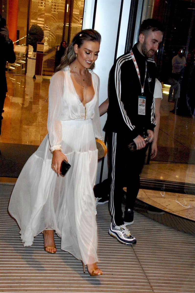 _LifeWithLM's tweet photo. 📸 | Perrie arriving at the BRIT Awards (Feb. 21) #ReggaetonLento #BestRemix #iHeartAwards https://t.co/iynP8DdrGG