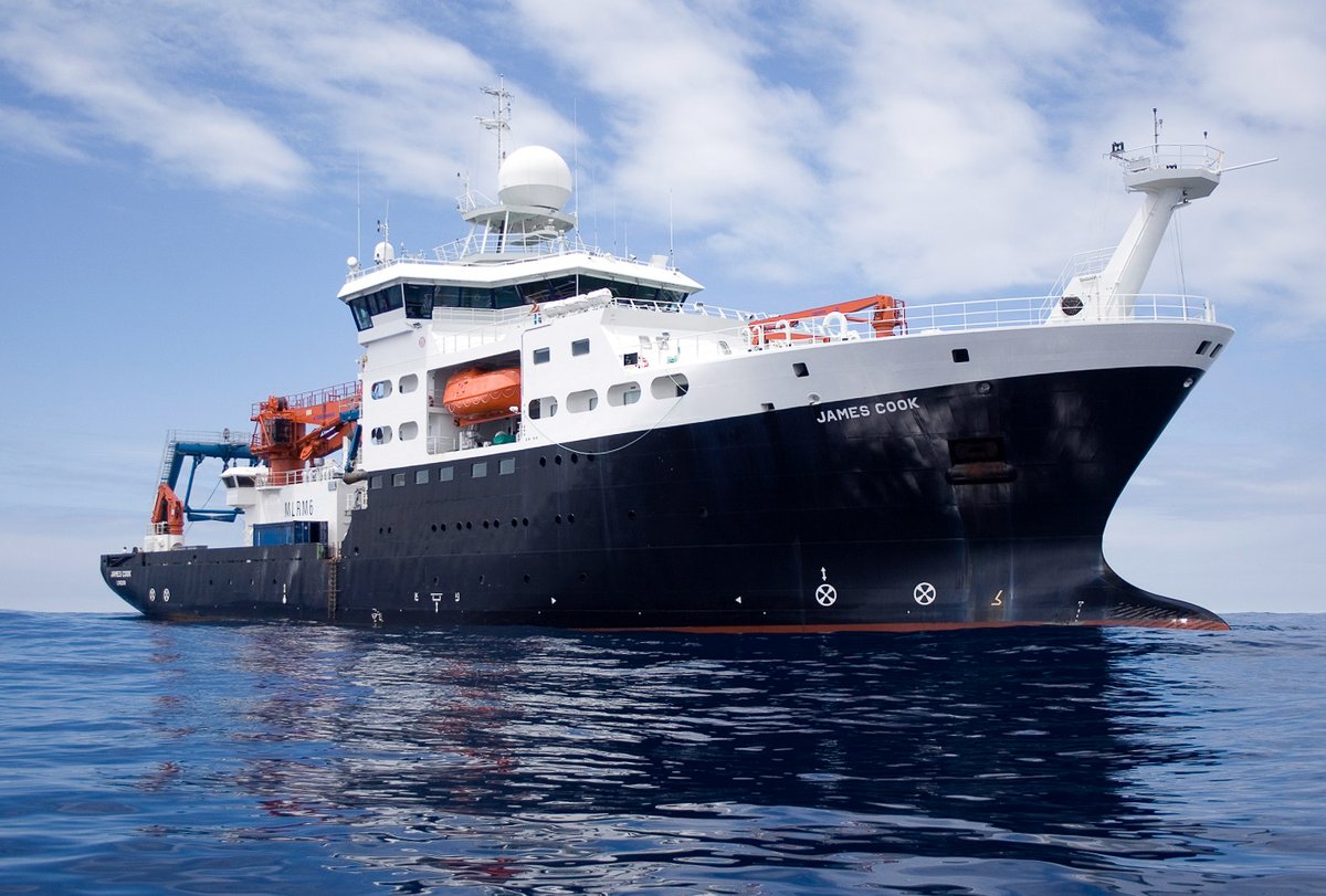 UKSINet's tweet photo. United Kingdom and Brazil announce UK-Brazil Year of Science and Innovation 2018-19 during visit of British @NOCnews research ship to Rio https://t.co/Nl7Uke7fLP #SINBrazil #RSSJamesCook https://t.co/K6iN9s3ATu