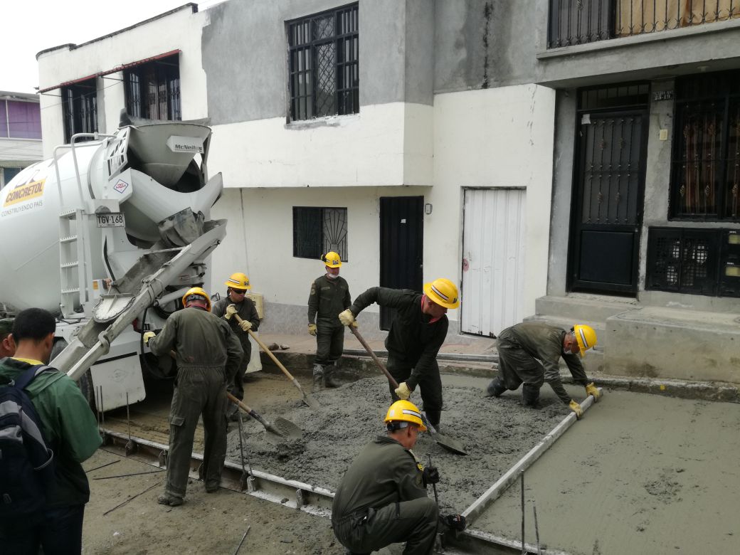 natandrearc's tweet image. #IngenierosMilitares Batallón "General Antonio Baraya", trabajan por comunidades de la capital Tolimense. Hoy soldados #Multimisión adelantan misiones de mejoramiento vial en ciudad de Ibagué, barrio Ambala comuna 6, mediante convenio @COL_EJERCITO y Alcaldía de Ibague.