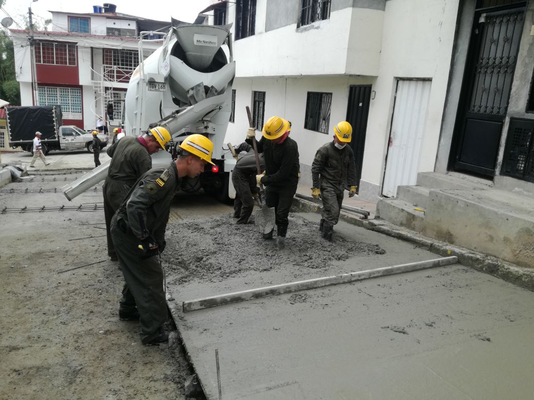 natandrearc's tweet image. #IngenierosMilitares Batallón "General Antonio Baraya", trabajan por comunidades de la capital Tolimense. Hoy soldados #Multimisión adelantan misiones de mejoramiento vial en ciudad de Ibagué, barrio Ambala comuna 6, mediante convenio @COL_EJERCITO y Alcaldía de Ibague.
