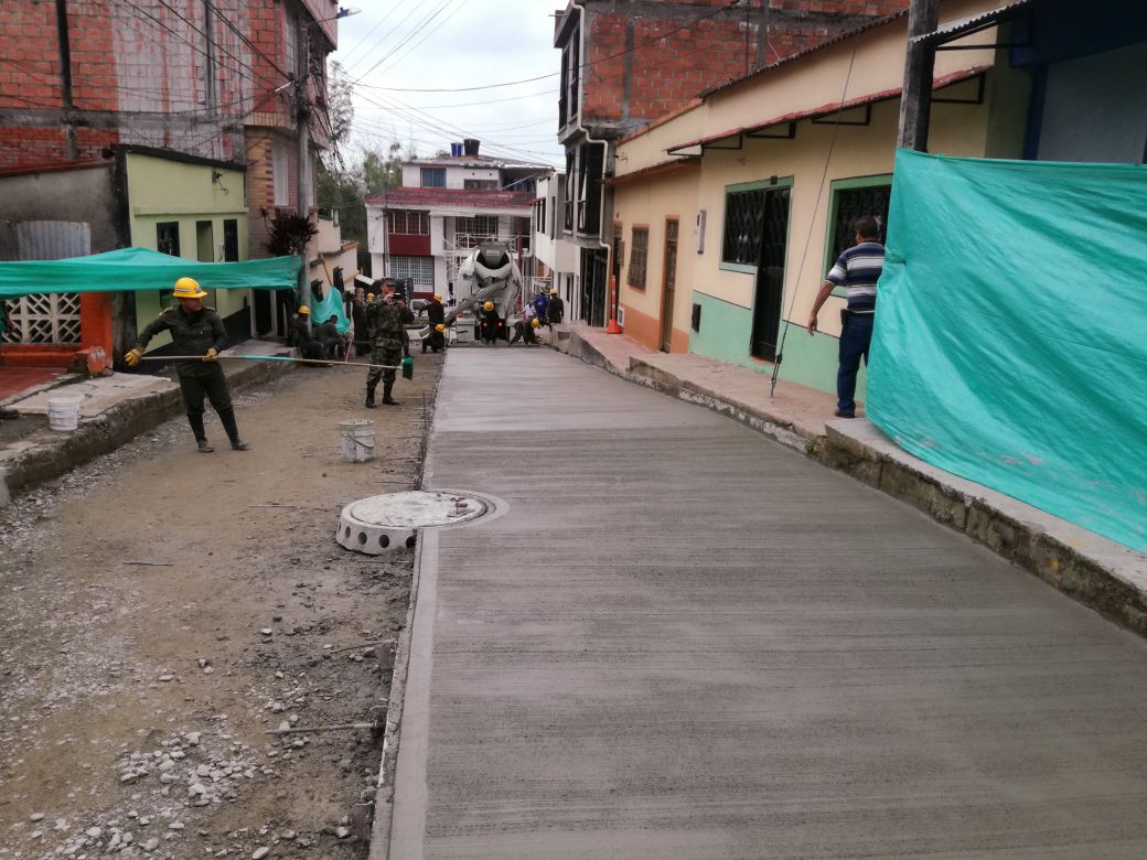 natandrearc's tweet image. #IngenierosMilitares Batallón "General Antonio Baraya", trabajan por comunidades de la capital Tolimense. Hoy soldados #Multimisión adelantan misiones de mejoramiento vial en ciudad de Ibagué, barrio Ambala comuna 6, mediante convenio @COL_EJERCITO y Alcaldía de Ibague.