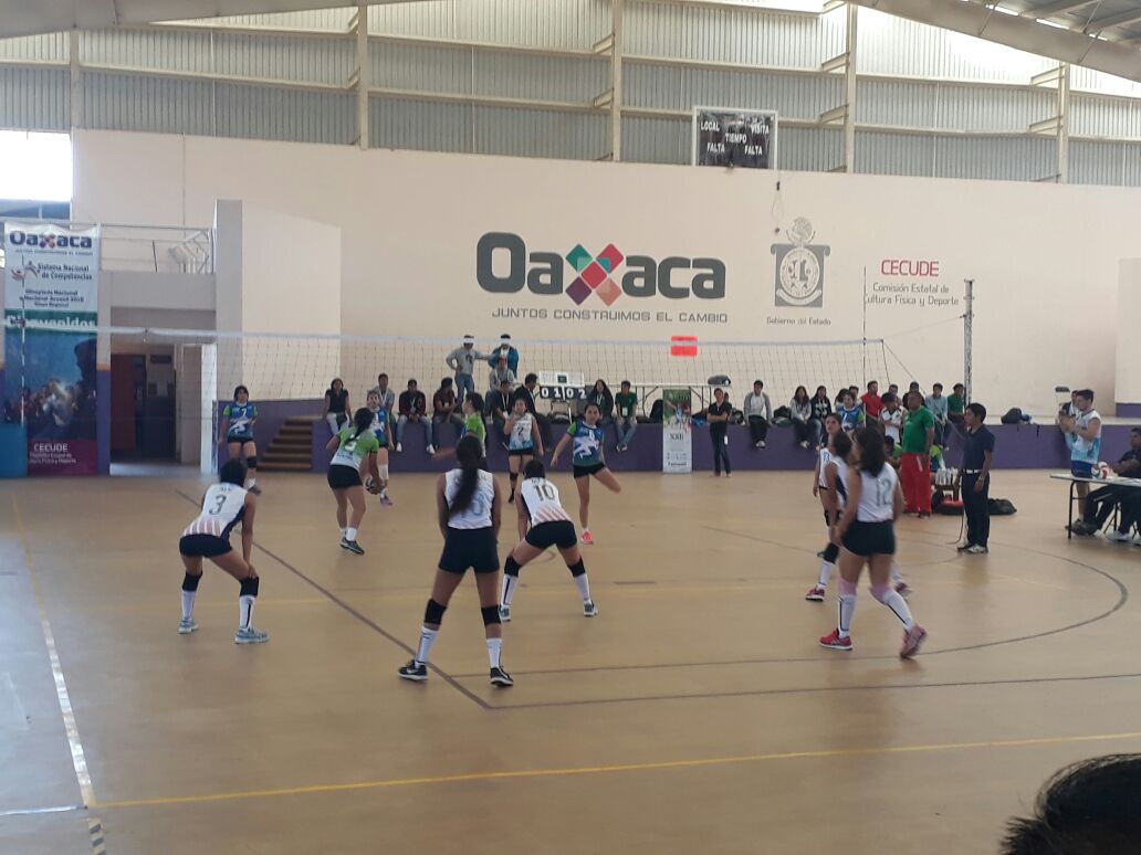 utvco's tweet photo. Estudiantes de las diferentes #UUTT asisten al #ERDyCUT 2018 participando en la rama de voleibol femenil.
Visita nuestra página https://t.co/KGRKe8i2GQ 
Y conoce los resultados de cada una de las categorías deportivas y artísticas. https://t.co/hrcvtXS2jD