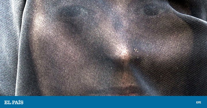 elpais_foto's tweet image. Fotos: El radar de nuestra sección de fotografía selecciona las 20 imágenes más impactantes de la semana bit.ly/2CdS0qE Retrato de una mujer que participa en una protesta silenciosa en Bombay