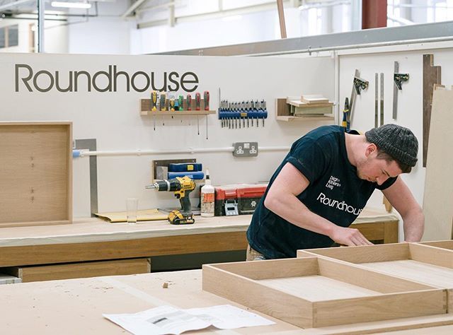 roundhouse_dsgn's tweet photo. Set beneath the rolling Malvern Hills our factory is where all of our beautiful, bespoke kitchen furniture is produced. Made to measure means exactly that. ⠀
#Roundhouse #RoundhouseDesign #bespokekitchen #bespokekitchens #luxurykitchen #kitchende… https://t.co/XTfAkVV2Si https://t.co/n31zcy7Miz