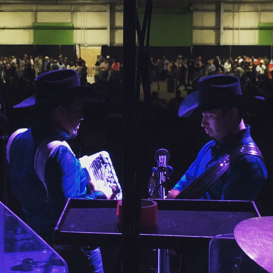 ElGrupoVision's tweet photo. Amigos Del Valle de Tejas, nos Vemos hoy por la noche en Edinburg, Tx. a las 7pm. #purovision ✌🏽 #intocable #losdosgilbertos https://t.co/Lan06DMHs0