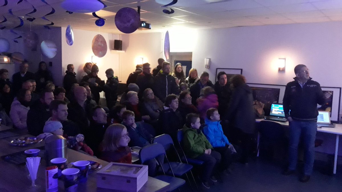 Binnen een volle bak en buiten kleine, gezellige groepjes bij de telescopen buiten en een volle observatieruimte! #LSKD2018 #sterrenkunde in #amersfoort trekt de aandacht van jong en oud! Morgen <a href="/govertschilling/">★ govertschilling</a> in Het Groene Huis/@cnmeamersfoort
