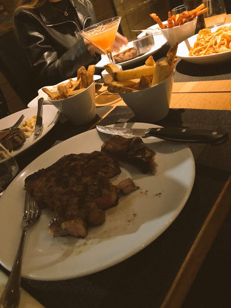 rundaverun93's tweet photo. @BrandedSteaks with @Littlelaurrra @daisydaviesx @sammie_b94 https://t.co/tFiRxwOnba