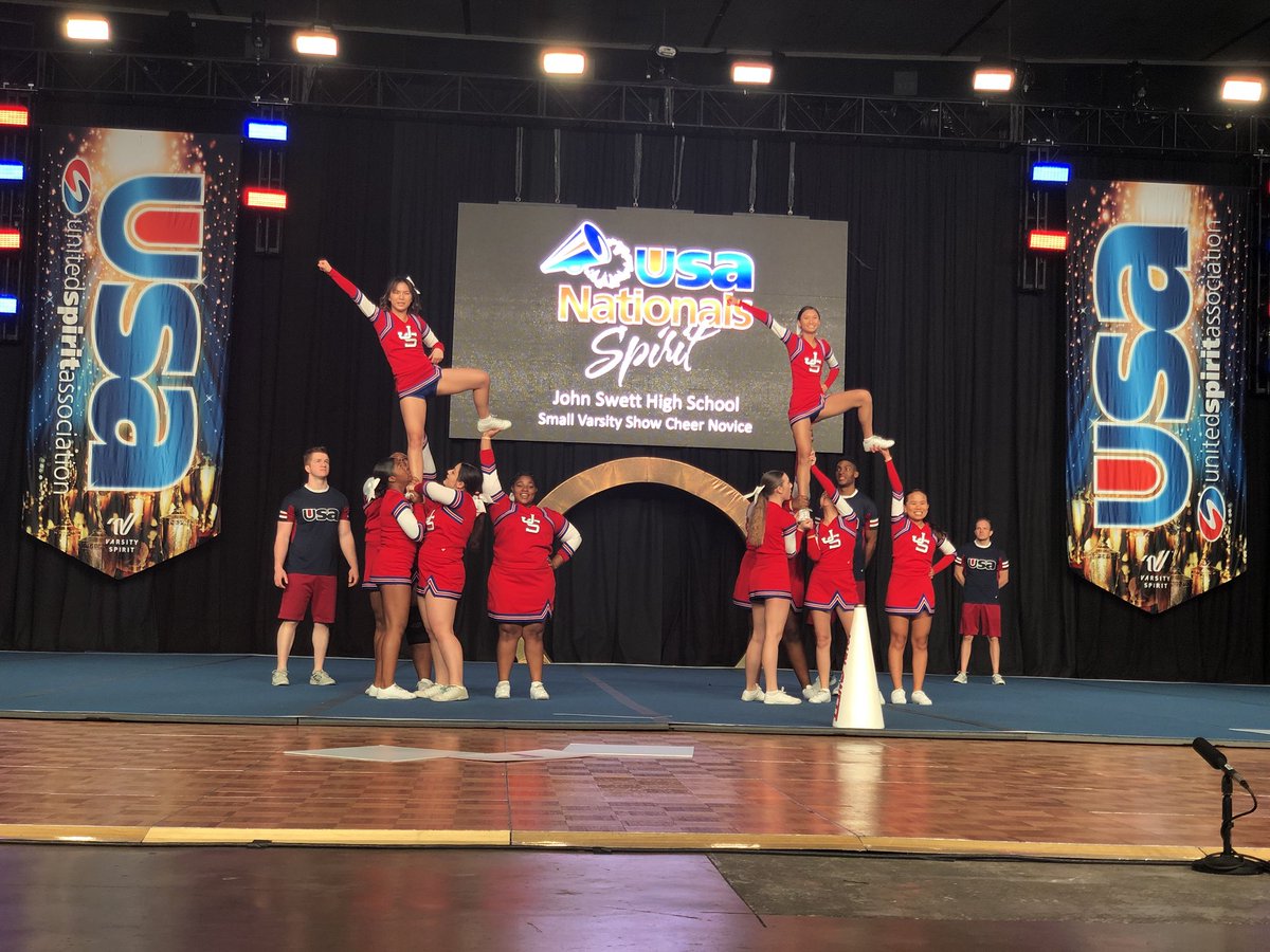 So much energy in our Small Varsity Show Cheer Novice division! #USAnationals #itsuptoU tv.varsity.com/events/6049638…