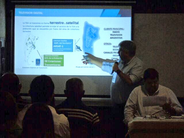 ARSATSA's tweet photo. #catarmaca // En Belén el #EquipoArsat presentando los proyectos de la empresa y el avance del #planfederaldeinternet junto a @ENACOMArgentina. Continuamos conectando a los argentinos 💪 https://t.co/pqj9lBnatu