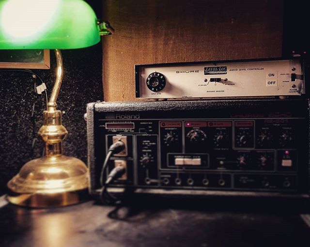pinholesound's tweet photo. Friday night mixing.. Cooking up some drums through the Level-Loc. Who else is in the studio?? #mixing #mixdown #mix #smashed #smithereens #shure #levelloc #compressor #limiter #distortion #overdrive #carnage #analogue #analog #gear #gearybusey #vintage … https://t.co/SYvWoyrARf https://t.co/9jv33iMhFY