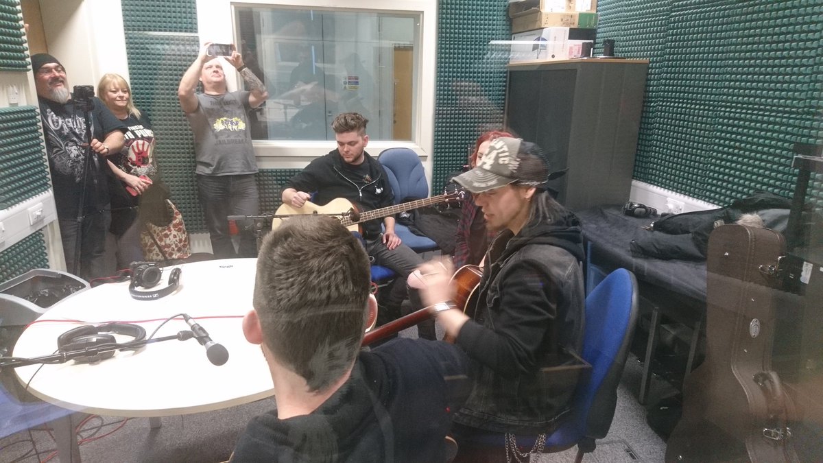 On now sirenonline.co.uk takeover show with <a href="/StoneBroken_/">Stone Broken</a> awesome acoustic session too <a href="/TheBrokenArmy/">The Broken Army</a> @SirenFM