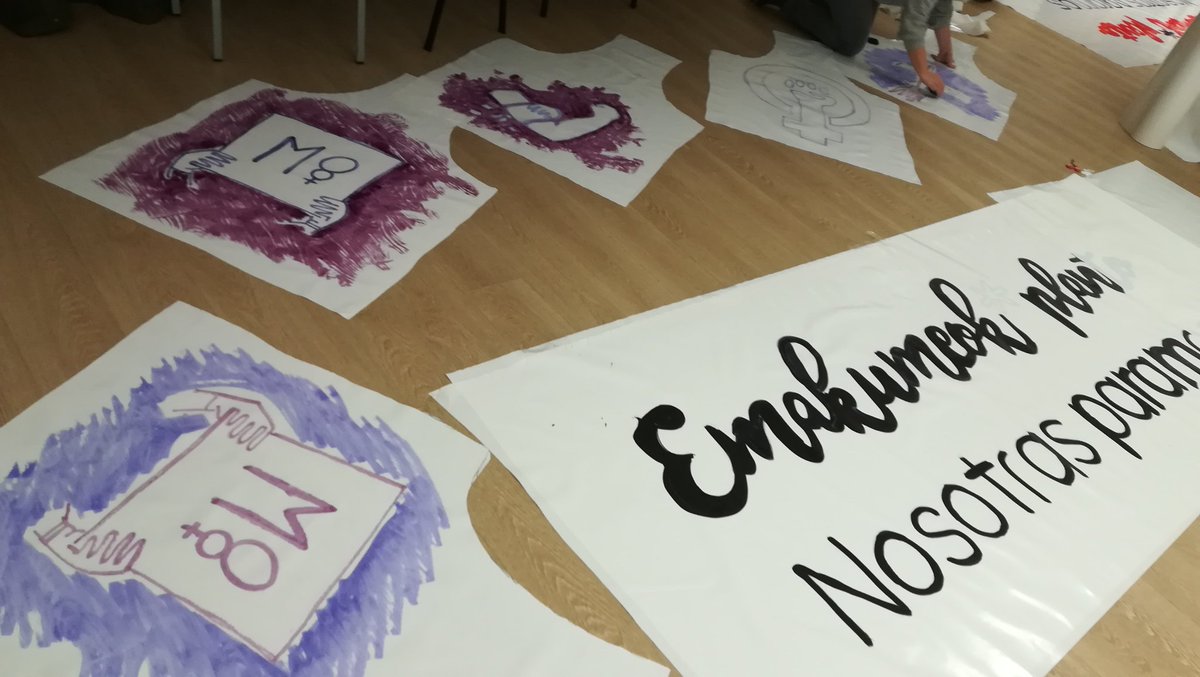 DFeministak's tweet photo. Hoy nos ha ido genial la quedada de propaganda entre pinturas y compartiendo la ilusión de luchar y construir juntas. PRÓXIMA QUEDADA PARA PROPAGANDA JUEVES 1 MARZO 18:45etan en @DSSEmakumeenEtx https://t.co/YkG4ZMucA0