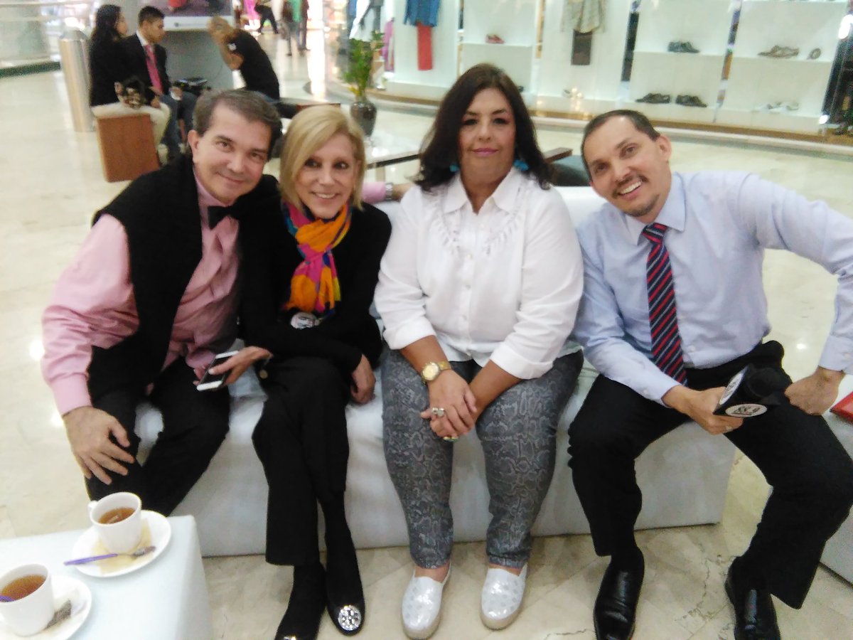 laromantica889's tweet photo. Así se siente la #ParadaDelAmor en el @tolon_FM 🙌😍 ¡Acércate y comparte con nosotros! https://t.co/JLKZa6wHMH