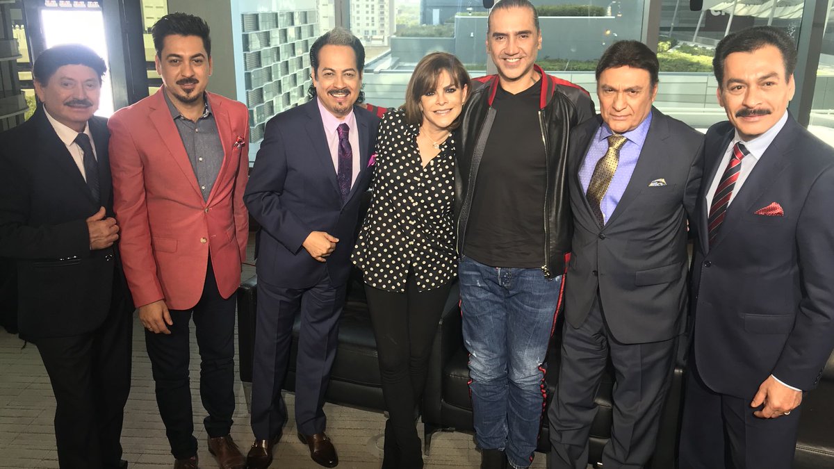 MaraCastaneda's tweet photo. Y finalmente #QueSeArma con @alexoficial y @tigresdelnorte Me encantó el tema #ParaSacarteDeMiVida #PoTiger Maravillosos! Gracias siempre! Un beso! https://t.co/3ybMWcLLlq