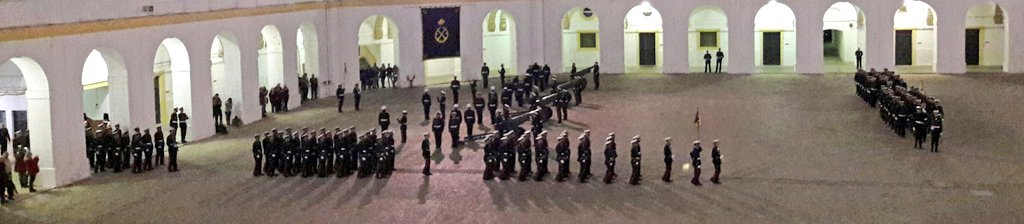 SubGobCAD's tweet photo. Acompañamos al #COMGEIM y al #GETEAR en el solemne arriado de la Bandera de #España en el Cuartel de Batallones del #TercioArmada en #SanFernando . Conmemoramos el 481 aniversario de la Infantería de Marina. 
#valientesportierraymar https://t.co/VAOjsjLceD