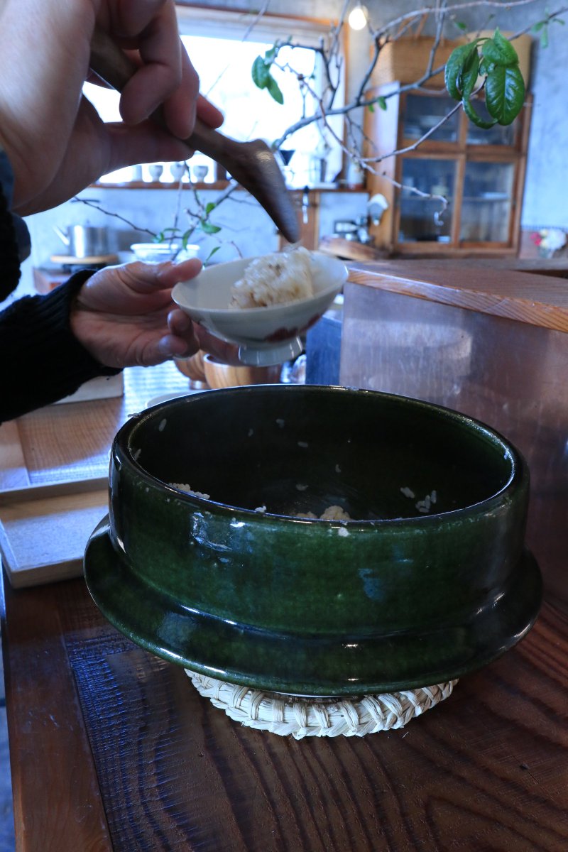 like_a_rhino's tweet photo. 鎌倉 ひとり旅。
宿泊したホテルの朝食は、ブレンド漢方茶に始まり、完全無肥料無農薬の五分搗き米を土鍋で炊いたごはん、その糠で作るぬか漬け、目の前の由比ガ浜の漁師さんが届けてくれる蛸などなど。
しみじみ美味しい…。
ごちそうさま。
#鎌倉 #aiaoi https://t.co/6FeLAoYl65