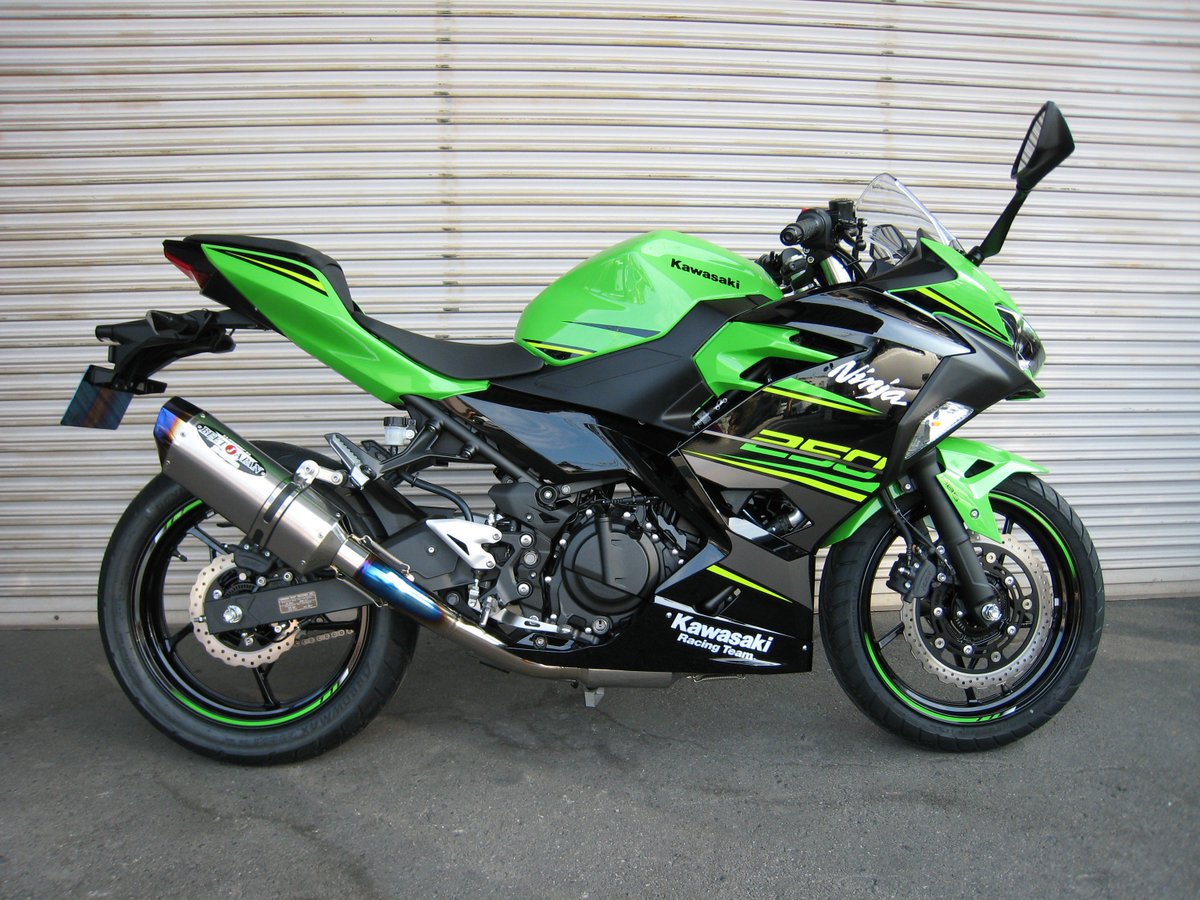 BEETJAPAN1's tweet photo. 皆様お待たせいたしました！！
新型Ninja250 18年モデルのマフラー詳細が決まりました！！
まずはフルエキゾーストから！
クリアサイレンサー仕様￥135000(税別）
ブルーサイレンサー仕様￥140000(税別）
となります！！
受注は本日より開始致します！！
初回生産分には限定サイレンサーバンドが付属！ https://t.co/bAD1ubxsNH