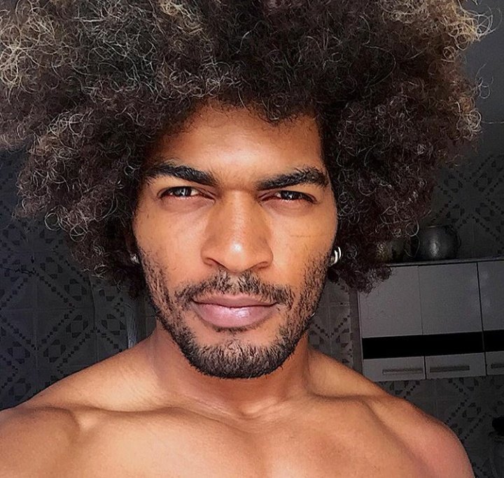 ariesacies's tweet photo. Uhmmmm I need to start watching @aytobrasil because laaaaaaaaawd this man fine! https://t.co/vi8T8XGLWM