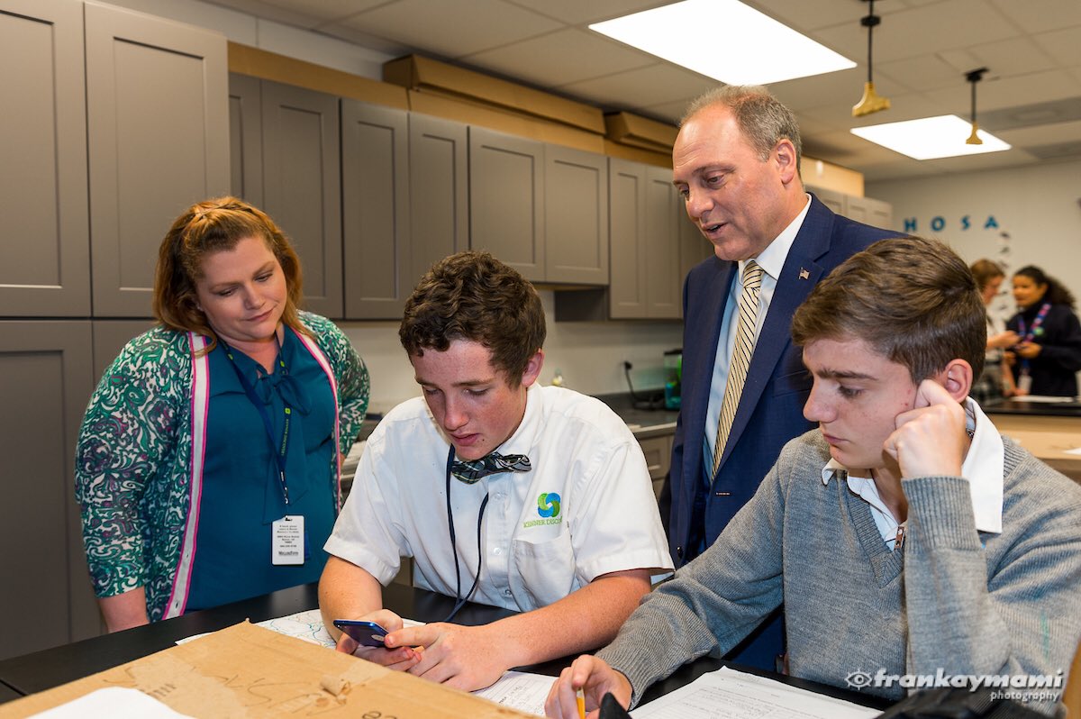 discoveryhsf's tweet image. Freshmen showing @SteveScalise the ropes in physics class. #PhysicsFirst #SwampOwlPride @LAPCSTeam