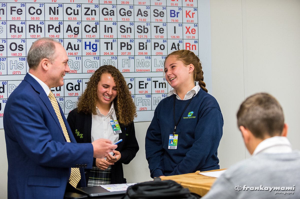 discoveryhsf's tweet image. Freshmen showing @SteveScalise the ropes in physics class. #PhysicsFirst #SwampOwlPride @LAPCSTeam