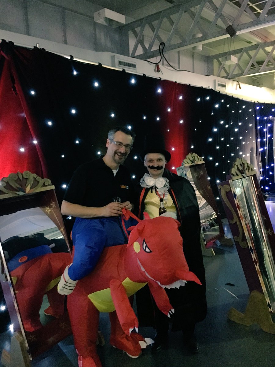 PshemekKoosh's tweet image. Having fun. Looks like @BrentO and @NowinskiK as well 🍻🥂 #sqlbits2018
