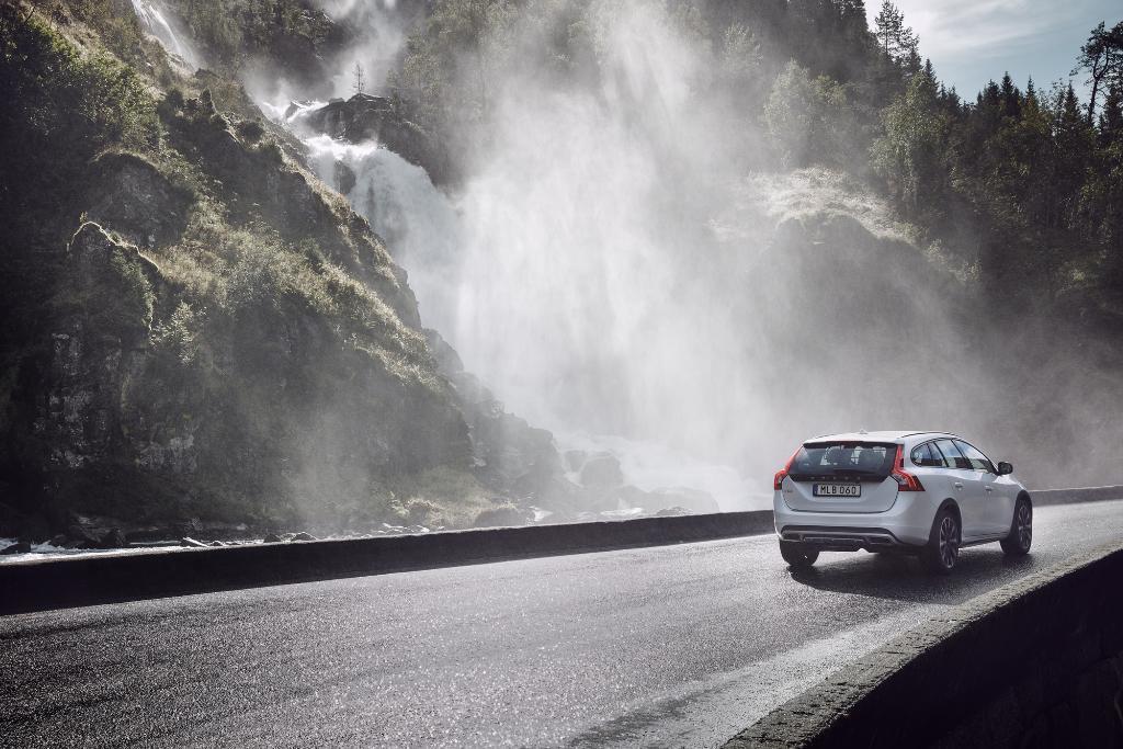 volvofresno's tweet photo. #FridayFeeling See the road differently. #Volvo https://t.co/xNeuVOn61y https://t.co/awRN3p2BD0