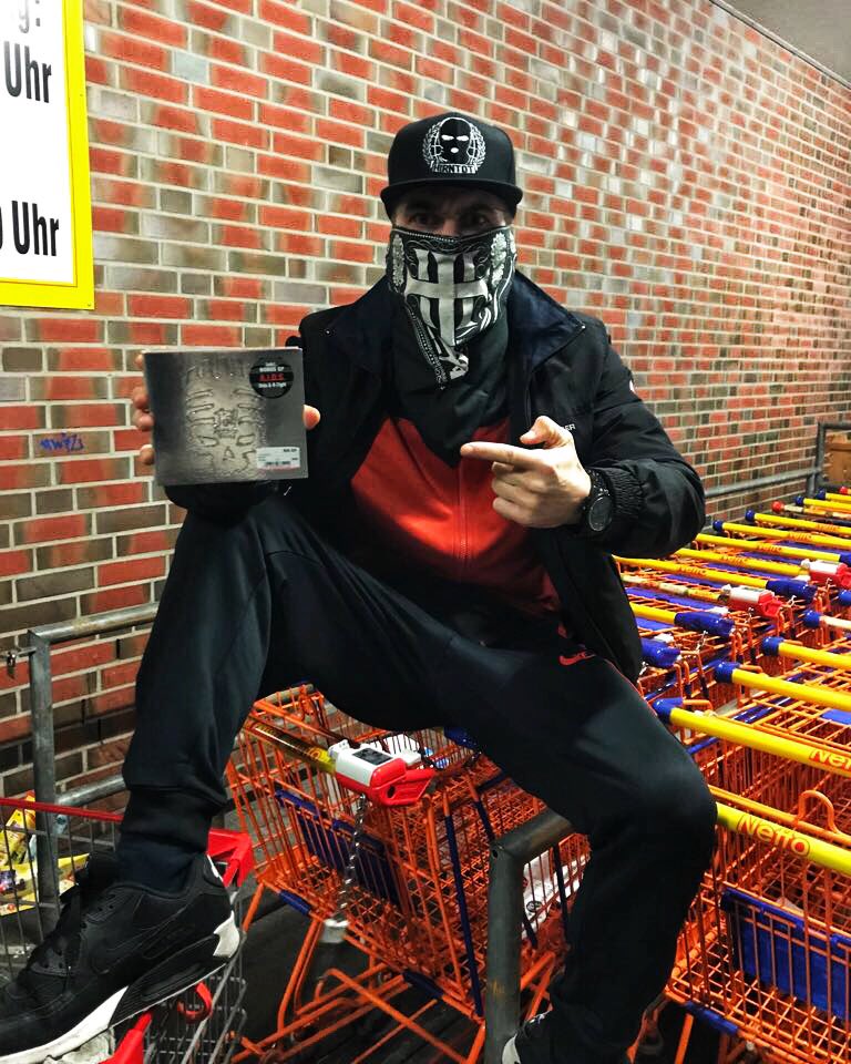blokksta's tweet photo. Happy Release-Day @1bobbydick 🎉 Vielen Dank für Deinen Support &amp; Deine Freundschaft, das seit Tag 1! Jeder echte Hirntot Soldat holt sich natürlich das Album #AidsRoyal 💯Loyalität!!! https://t.co/nifFL1XKxE https://t.co/vFesm5w0mQ