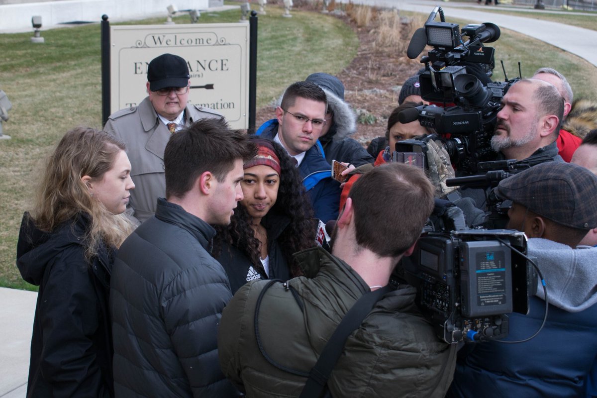 studentswalkout's tweet image. I wouldn’t be surprised if I had a thousand messages in my inbox. I am currently compiling pictures, connecting reporters with students from across the nation, and reading your stories.
This movement is so much bigger than you think!🗣
(Photos from Virginia, Alaska, and Michigan)