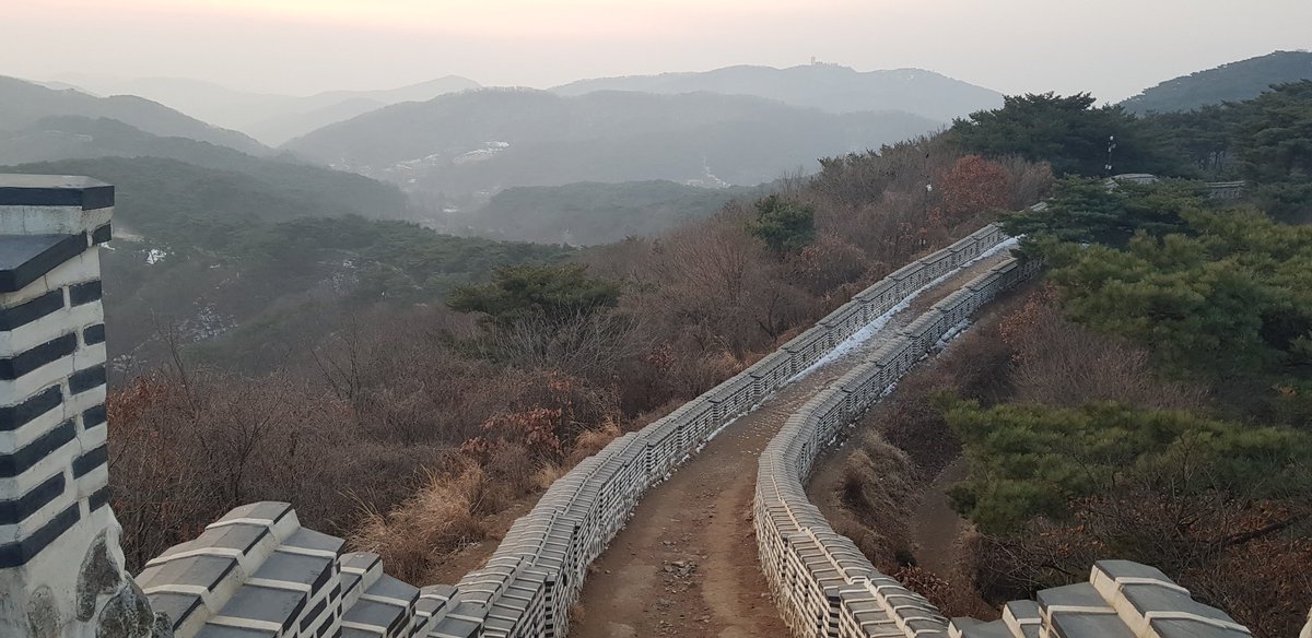 naraemirae's tweet photo. 남한산성 연주봉옹성

'18.02.24(토) 07:17 모란장날

#성남시 https://t.co/8qLwMKLA4G