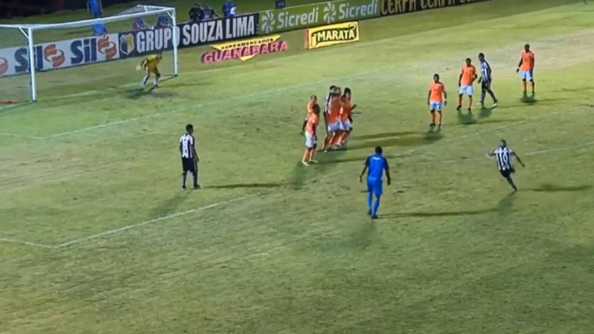 ASChile's tweet photo. ¡Al ángulo! El magistral gol de tiro libre de Leo Valencia 
▶️ https://t.co/3BeiKIPGtV
#Botafog https://t.co/DZAzVw4Fuh