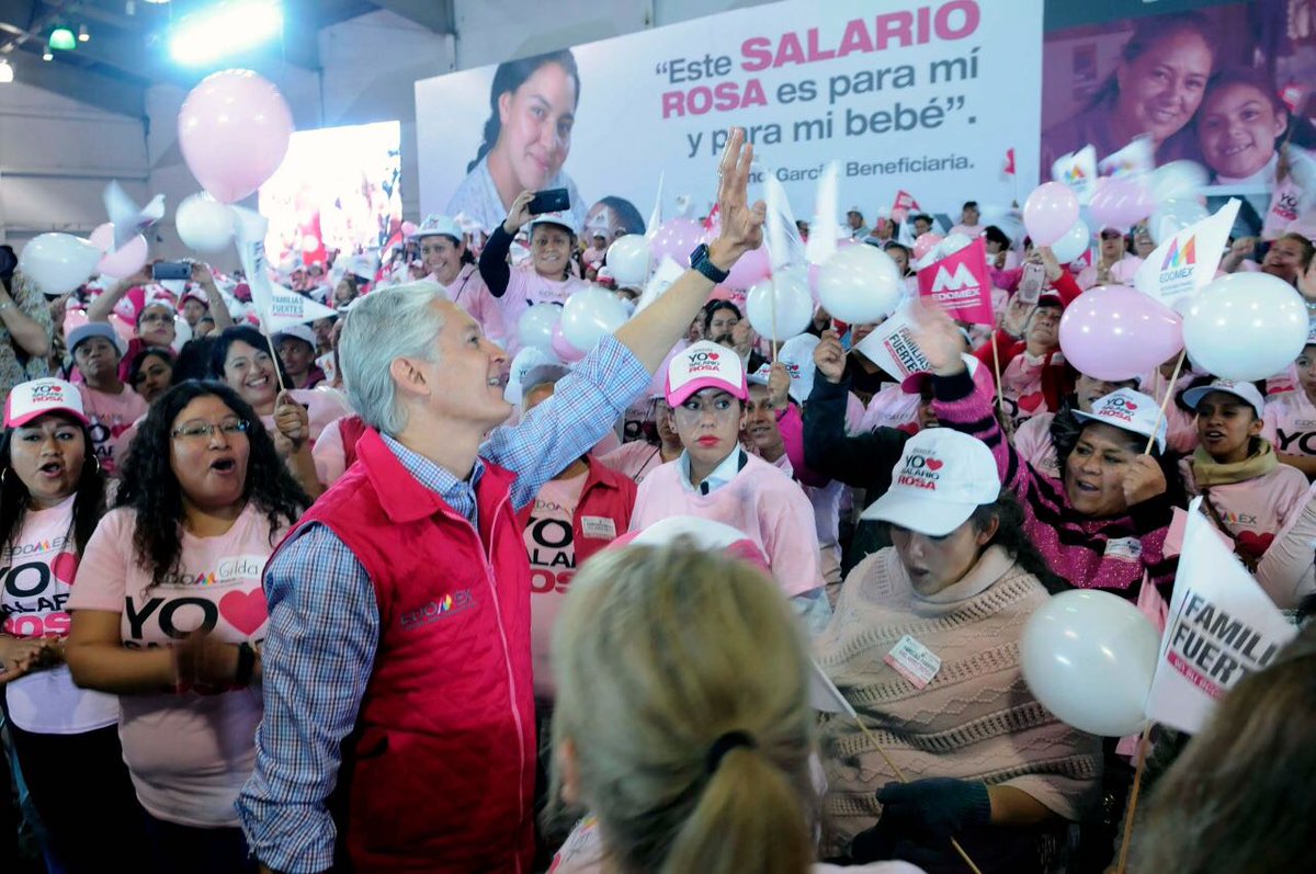alfredodelmazo's tweet photo. Hoy estuvimos entregando en #Tlalnepantla más tarjetas del #SalarioRosa; este programa de nueva generación, además de reconocer y apoyar a las amas de casa que más lo necesitan, también promueve que continúen o concluyan sus estudios. https://t.co/zTSa1UkOsS