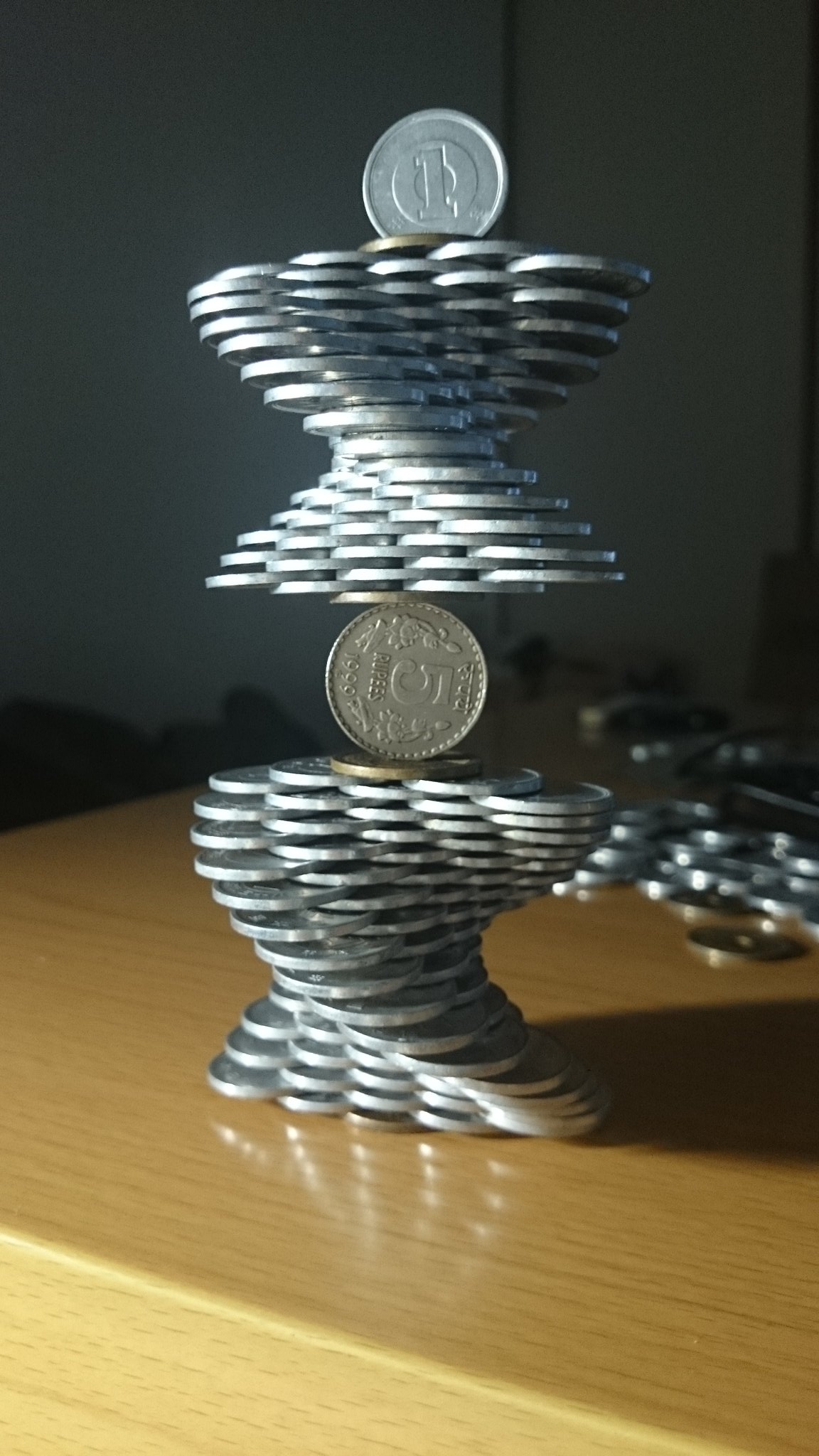 もはや芸術 たくさんの1円玉で凄いコインタワーを作る天才現るww 話題の画像プラス もはや芸術 たくさんの1円玉で凄いコインタワーを作る天才現るww 話題の画像プラス