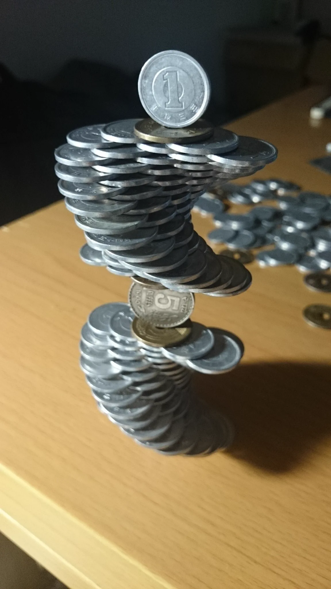 もはや芸術？たくさんの1円玉で凄いコインタワーを作る天才現るｗｗ