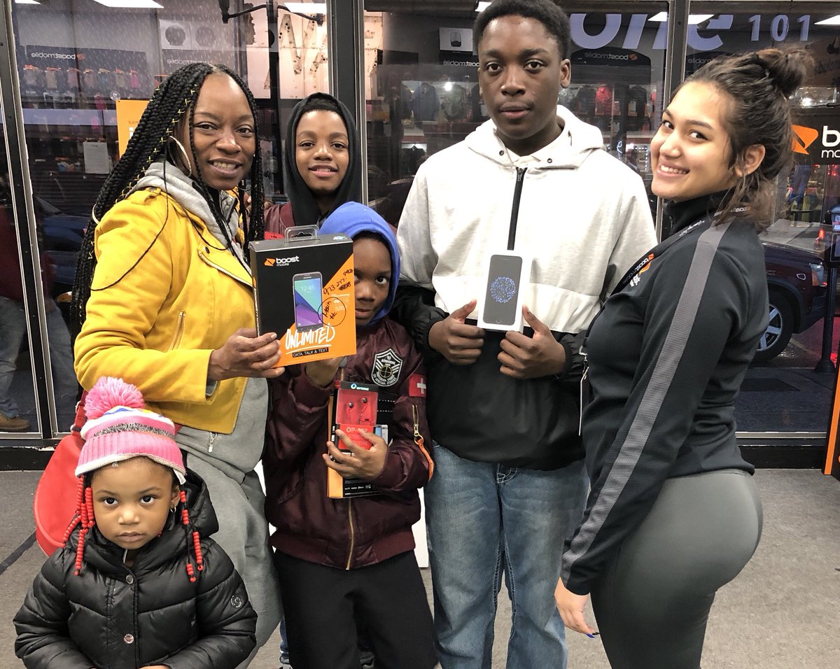 bCityWireless's tweet photo. #brickcitywireless #boostmobile #boostmobilefam @JonHorovitz1 @alexhyperlink @jtdarden @hyperlinkusa @Hyperlink_Chris @suzihyperlink @tomla401 BRICK CITY WIRELESS keeping famz connected. https://t.co/EjL9daty0c