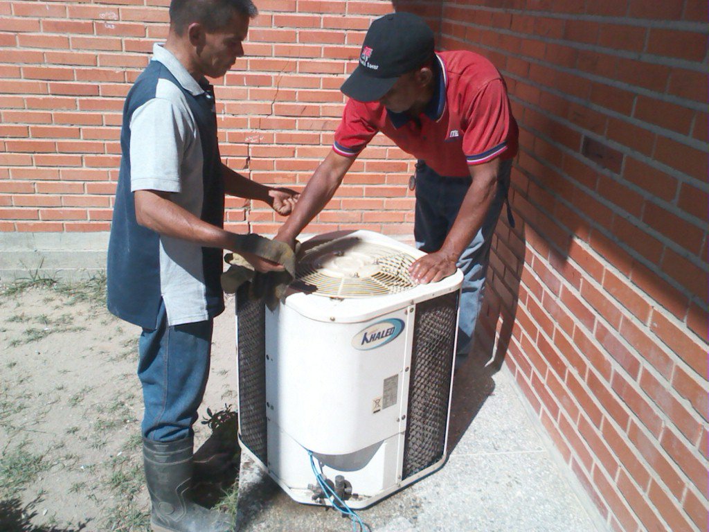 tsuchjcl's tweet photo. Limpieza del compresor del aire acondicionado del Cbit Tierra de Arawacos, municipio Los Guayos, estado Carabobo @vane_prieto @Fundabit @cbitcarabobo @DhelizAlvarez @SalaCarabobo https://t.co/gid5kQ7sAp
