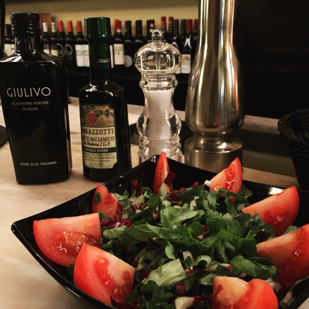 OvenTiff's tweet photo. La Bussola -Florence, Italy. Real. Simple. Amazing. Fresh. Food. #foodie #healthy #eatclean #cleaneats #wholesome #plantbased #vegetarian #veganfood #rawfood #culture #italianfood #tasteofitaly #florence #labussola #tomato #oliveoil #healthytravel #travelfoodie #healthyfood food https://t.co/iN1p1Dpide