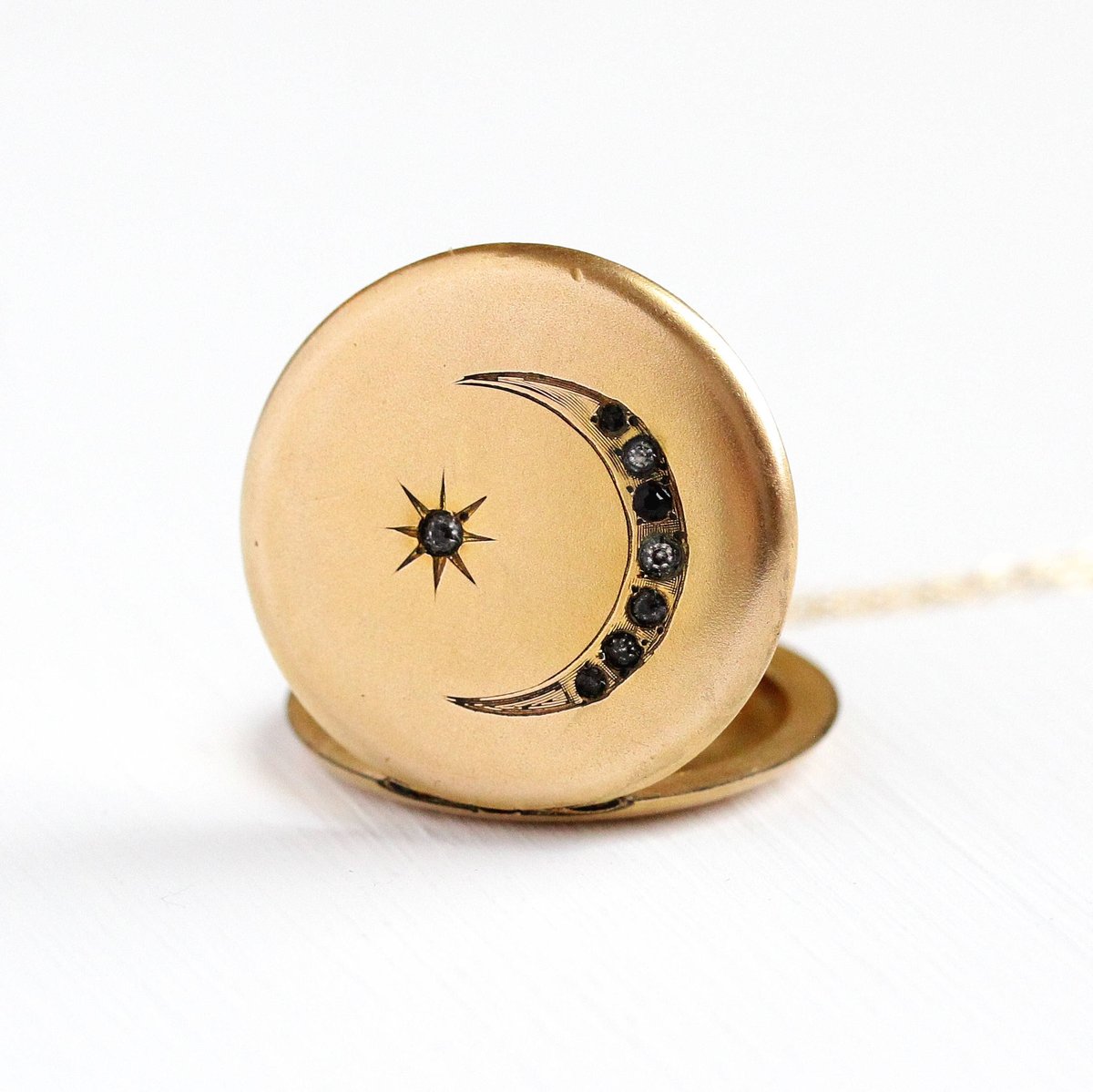 wwwestvintage's tweet photo. Retweeted Etsy (@Etsy):

Vintage lockets on vintage lockets. https://t.co/heuyLWVIiJ https://t.co/cmiYgoutK7 https://t.co/nOSQ298e1m